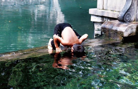 在泉边,尽情地与泉水亲密接触。