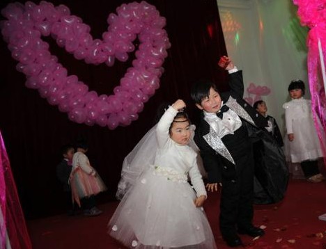 1月11日,河南郑州一家幼儿园为100多名“自由恋爱”的孩子举办了一场“集体婚礼”。小“新郎”和小“新娘”的家长们也在婚礼现场见证。