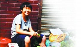 广州12岁女孩为照顾中风爸爸 辍学两年卖菜