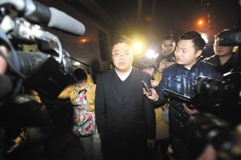 1月15日,重庆,庭审结束,张贵英的辩护律师接受媒体采访。