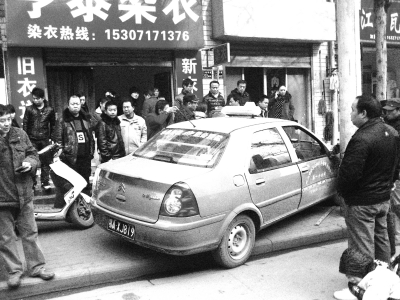 的士离奇失控撞向路边,引来市民围观。