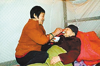 李本淑正在照顾婆婆。 (市文明办供图)