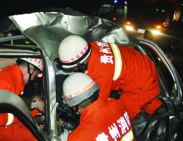 贵州:大货车撞小货车 4人受伤