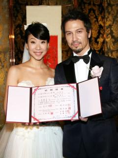 胡婷婷(左)与香港男子歌唱团体Soler的Julio(右),15日在台中低调办婚宴。胡志强16日表示,低调是年轻人的决定。