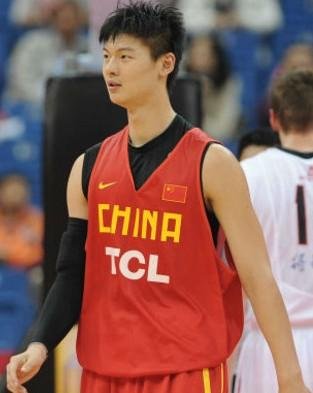 王哲林顺位跌至41位
