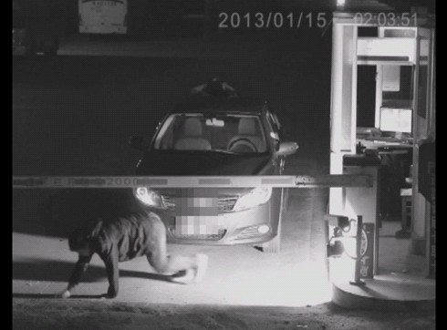 深夜无人驾驶车辆车顶惊现“女鬼”,吓傻收费员