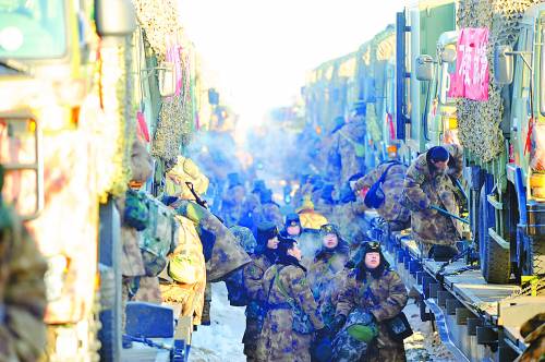 解放军最大规模寒地演习:坦克群行军360度防御