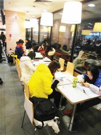 青岛大学自习室一座难求 学生带毛毯占领快餐店