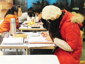 青岛大学自习室一座难求 学生带毛毯占领快餐店