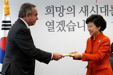 资料图:韩国候任总统朴槿惠会晤美国助理国务卿坎贝尔。
