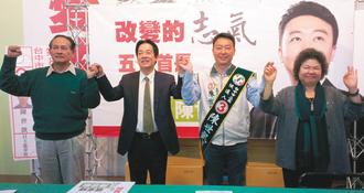 民进党籍高雄市长陈菊(右一)、台南市长赖清德(左二)与屏东县长曹启鸿(左一)等人,昨天共同推荐陈世凯。