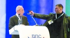 保加利亚政客演讲时险被“爆头”