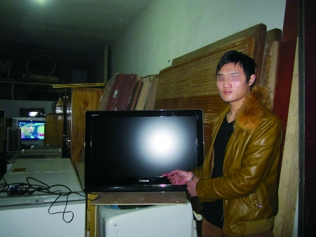 嫌疑人刘某在指认自己卖给废品收购站的电视机 渝北警方供图