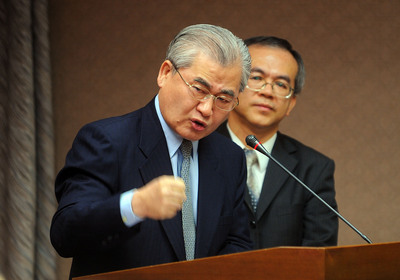 毛治国(左)说,司马库斯坠谷同款游览车如果有定期保养并正常操作,性能应该没有问题。肇事司机在熄火后,没有拉起手煞车才会肇祸。
