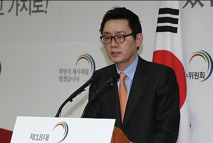 韩国总统职务交接委员会发言人尹昶重在举行例行记者会。
