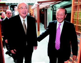 马英九连任党主席掀波, 国民党荣誉主席吴伯雄(左)昨天表示,政党人事应尊重各政党决定。
