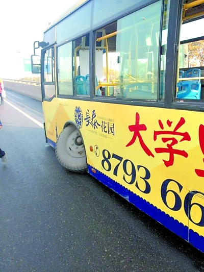 乘客跳窗逃出