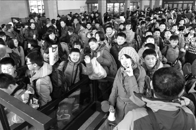 检票口人头攒动。