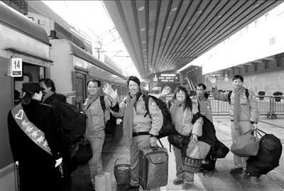 昨天,由北京西开往十堰的K279次列车启动在即,200多名湖北籍农民工朋友踏上返乡路程。