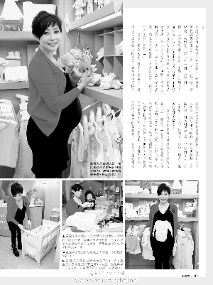 汤盈盈为女儿选购白色的衣服。