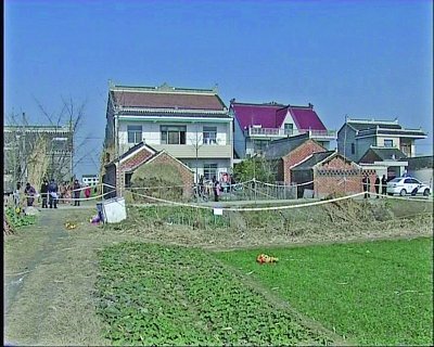 上图:昨天上午,事发现场依然拉着警戒线。