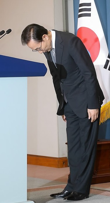 2012年7月24日,韩国总统李明博就其兄长、新世界党前议员李相得及亲近助手腐败一事向国民公开道歉。