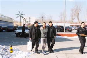 嫌疑人被深圳警方从北京押回。