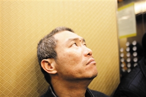 嫌疑人的泪水在眼睛里打转。本组图片由深圳晚报记者温庆强摄