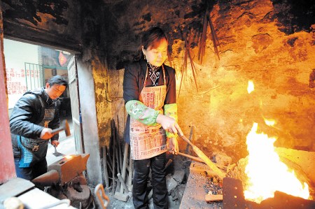 女铁匠承父业打铁26年 忧心后继无人