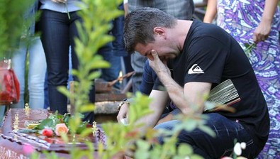巴西夜总会火灾4名涉事人员被捕 部分遇难者下葬