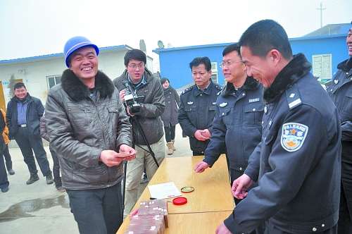 农民工喜领被追回的工资
