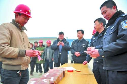 农民工喜领被追回的工资