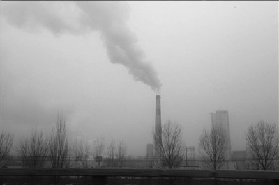 昨天虽有降水,但北京昨天白天大部分环境监测点的污染指数仍处于5级重度污染。