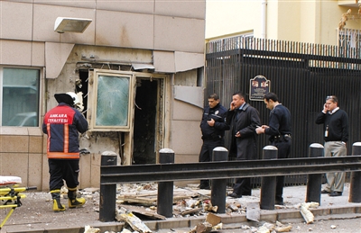 2月1日，美国驻土耳其大使馆入口处发生爆炸后，警察和消防人员赶到现场。