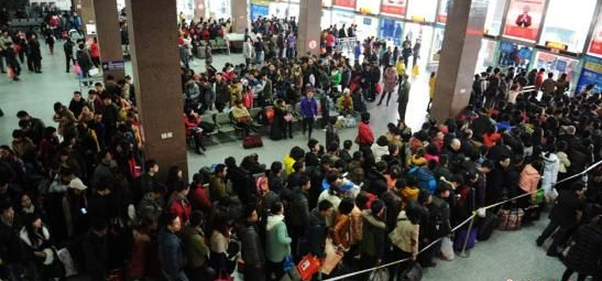 图为眉山客运中心站内前往成都的候车旅客排起长队。中新社刘忠俊摄