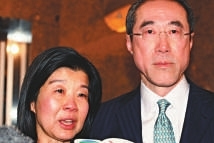 唐英年妻子郭妤浅涉大宅僭建,被屋宇署检控。右为唐英年