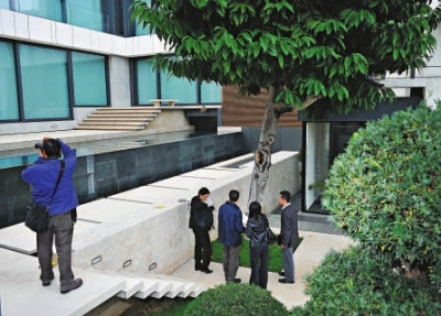 去年屋宇署人员在唐宅进行调查情形