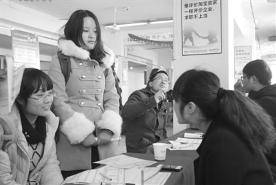 合肥春节后首场招聘会略显冷清 快餐企业称招人噩梦期