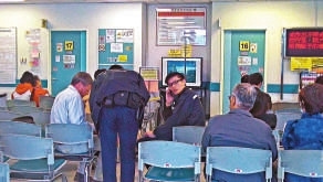 被吓晕警员(望镜头者)被送医院检查后无大碍。
