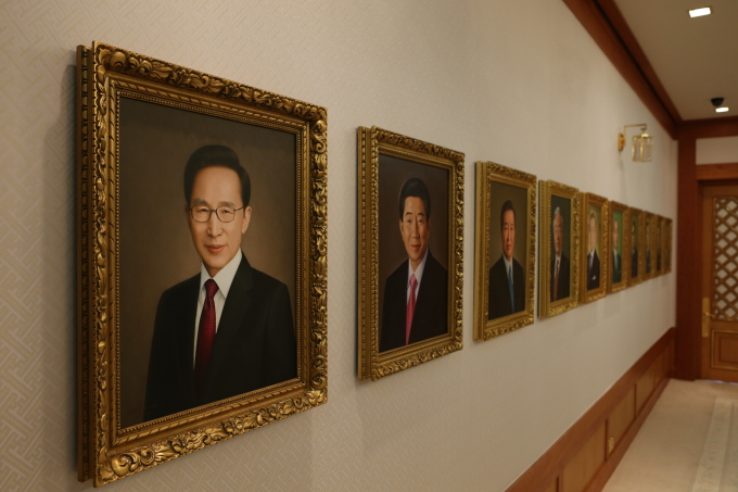 李明博肖像画被挂上青瓦台总统肖像画墙