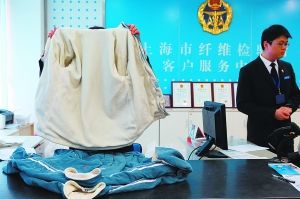 昨天,市纤维检验所的工作人员整理送检的校服。