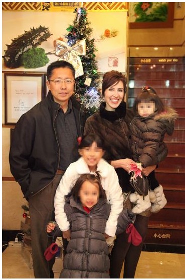 李阳与Kim和三個孩子的合影。