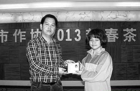 ■杨琲儿接过自己的作协会员证。