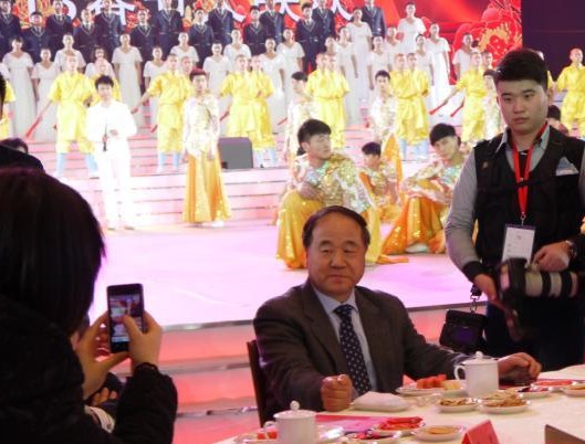 莫言旧居游人络绎不绝 其兄每日与游客合影上百张