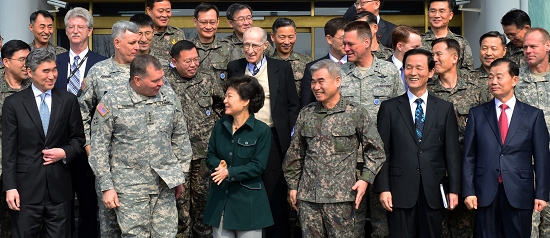 22日,韩国候任总统朴槿惠(前排左三)访问位于首尔龙山的韩美联合司令部,与韩美官员合影。