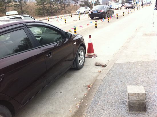 专供救护车通行的生命通道被堵住近3个小时