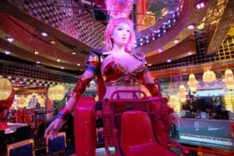日本红灯区餐厅雇比基尼女机器人服务跳舞 data-cke-saved-src=