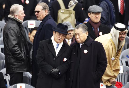 日本副首相麻生太郎(前左)头戴黑礼帽,身穿黑风衣,造型引人注目。