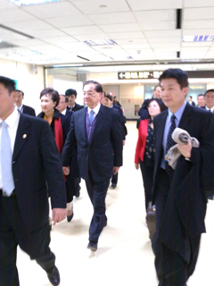连战结束大陆访问返台