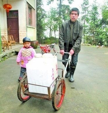 村民到几百米外处运水